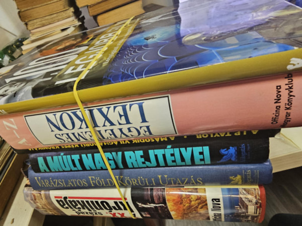 Reader's Digest Association - 6db album, K�NYVMENT� AJ�NLAT: A 100 legjobb film+ Egyetemes lexikon A-Z+ A m�sodik vil�gh�bor� k�pes kr�nik�ja+ A m�lt nagy rejt�lyei+ Var�zslatos F�ld k�r�li utaz�s+ A XX. sz�zad kr�nik�ja