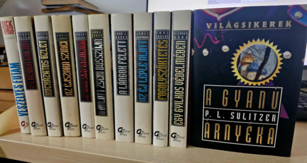 Steve Alten, Phillip Margolin, Lindsey David, Robert Dugoni, John J. Nance, James Grippando, Paul Carson, Stephen Horn, Paul-Loup Sulitzer, Vil�gsikerek sorozat Dick Francis - 11 db krimi, K�NYVMENT� AJ�NLAT: Vesz�lyes futam, A l�zad� G�li�t, Kock�zatos �zlet, Az �jszaka sz�nei, Az igazs�g bajnoka, A halott zseni bossz�ja, A l�ngok felett, Az �j leple alatt, Fogolysz�ktet�s, Egy gyilkos v�delm�ben, A gy