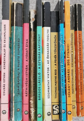 11 db Delfin k�nyv