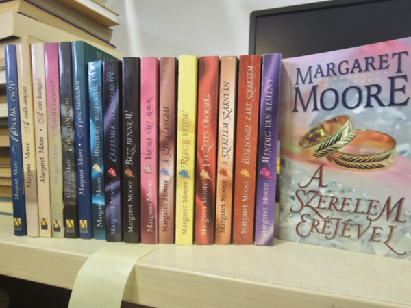 Margaret Moore - 15db Margaret Moore, K�NYVMENT� AJ�NLAT: M�sodik es�ly, A m�lt sz�rnyai, A sz�v hangja, Szabad-e szeretni?, �des gy�trelem, A p�nz b�v�let�ben, Megtal�lt boldogs�g, �rzelmek fogs�g�ban, B�zz bennem, Val�ra v�lt �lmok, Rep�lj v