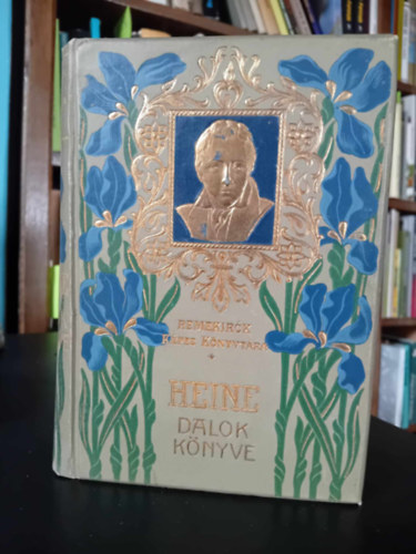 Szerz� Heine Szerkeszt� Rad� Antal Ford�t� Endr�di S�ndor Grafikus Thumann P�l - Dalok k�nyve     - Aranyozott, sz�nezett kiad�i eg�sz v�szonk�t�s, Thumann P�l rajzaival illusztr�lt kiad�s. A bor�t� dombornyomott portr�val d�sz�tve. Saj�t k�ppel.