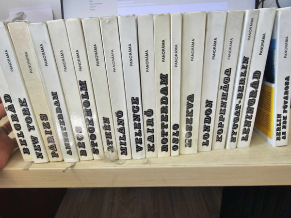 18 darab Panor�ma K�NYVMENT� AJ�NLAT (Belgr�d, New York, P�rizs, Amszterdem, B�cs, Stockholm, Ath�n, Mil�n�, Velence, Kair�, Rotterdam, Oslo, Moszkva, London, Koppenh�ga, Nyugat-Berlin, Berlin NDK, Leningr�d