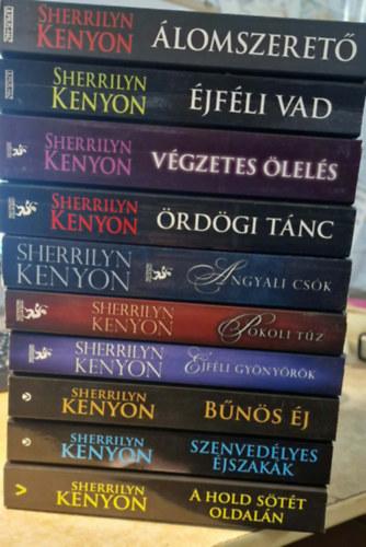 Sherrilyn Kenyon - S�t�t V�gyak Vad�sza 1-10. (teljes sorozat) / �lomszeret�, �jf�li vad, V�gzetes �lel�s, �rd�gi t�nc, Angyali cs�k, Pokoli t�z, �jf�li gy�ny�r�k, B�n�s �j, Szenved�lyes �jszak�k, A Hold s�t�t oldal�n