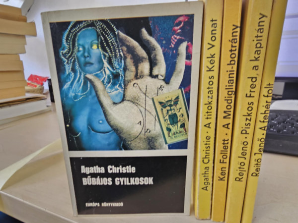 Ken Follett, Rejtő Jenő Agatha Christie - 4db krimi, KÖNYVMENTŐ AJÁNLAT: Bűbájos gyilkosok+ A titokzatos kék vonat+ A Modigliani-botrány+ A fehér folt