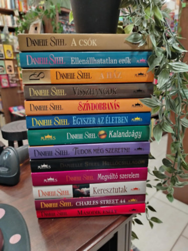 Danelle Steel - KÖNYVMENTŐ AJÁNLAT, 13 DB. Danielle Steel rajongóknak. A csók, Ellenállhatatlan erők, A ház, Visszhangok, Szívdobbanás, Egyszer az életben, Kalandvágy, Tudok még szeretni!, Hullócsillagom, Megváltó szerelem, Keresztutak, Charles Stree