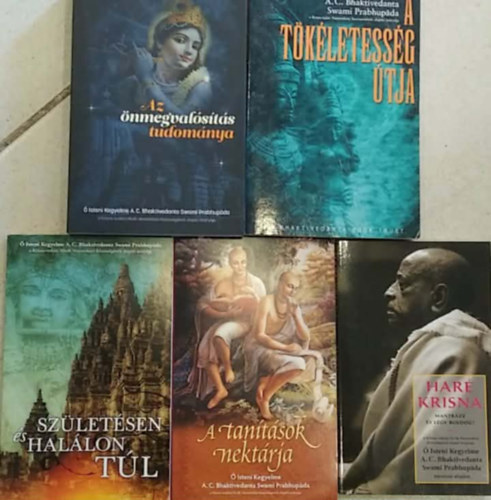 Bhaktivedanta Swami Prabhup�da - 5 db K�NYVMENT� AJ�NLAT, hinduizmus: A t�k�letess�g �tja+ Az �nmegval�s�t�s tudom�nya+ Sz�let�sen �s hal�lon t�l+ A tan�t�sok nekt�rja+ Har� Krisna - Mantr�zz �s l�gy boldog!