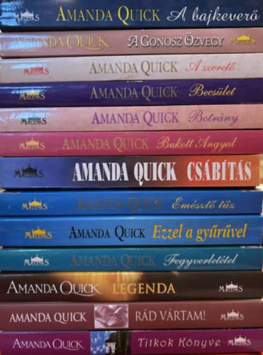 Amanda Quick - 13 db Amanda Quick romantikus könyv (A bajkeverő, A gonosz özvegy, A szerető, Becsület, Botrány, Bukott angyal, Csábítás, Emésztő tűz, Ezzel a gyűrűvel, Fegyverletétel, Legenda, Rád vártam, Titkok könyve)