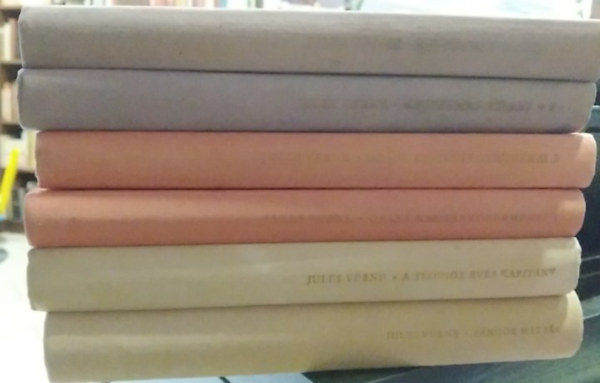 Verne Gyula  (Jules Verne) - 4 db K�NYVMENT� AJ�NLAT: Jules Verne (Verne Gyula) m� hat k�tetben: Grant kapit�ny gyermekei 1.+ Grant kapit�ny gyermekei 2.+ A tizen�t �ves kapit�ny+ S�ndor M�ty�s+ Rejtelmes sziget 1.+ Rejtelmes sziget 2.