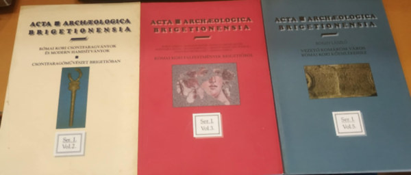 Sz�mad� Emese Borhy L�szl� - 3 db Acta Archaeologica Brigetionensia: R�mai kori csontfaragv�nyok �s modern hamis�tv�nyok/Csontfarag�m�v�szet Brigeti�ban (Ser.I. Vol.2.); R�mai kori falfestm�nyek Brigeti�b�l (Ser.I. Vol.3.); Vezet� Kom�rom v�ros r�mai kori k�eml
