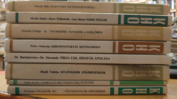 Pesti Lszl - Kriszten Gyrgy, Martin Zobel, Komiszr Lajos, Czka Sarolta, Bozsik Valria, Dr. Marek Siewniak, Mczr Bla Nedeczky Jnos - 8 db KHO: reg fk, dszfk polsa; Klnleges zldsgtelek; Faiskolai ru vsrlsa, ltetse; Vlaszok szobanvny-kedvelk krdseire; Nyers telek; Tavasztl tavaszig a szlben; Kertfenntarts knyelmesen; Kert