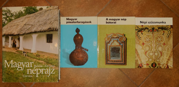 Ortutay Gyula - A Magyar Népművészet című könyvsorozat 3 kötete + ajándék (Ortutay Gyula: Magyar néprajz): A magyar nép bútorai, Magyar pásztorfaragások, Népi szűcsmunka