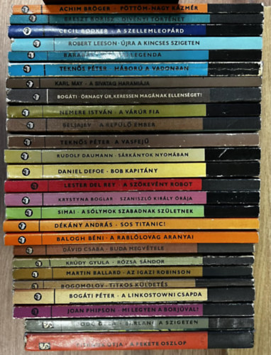 Breszt Borisz, Cecil Bodker, Robert Leeson, Barab�s Tibor, Tekn�s P�ter, Karl May, Bog�ti P�ter, Nemere Istv�n, Beljajev, Rudolf Daumann, Daniel Defoe, Lester del Rey, Krystina Bo Achim Br�ger - 25 db Delfin k�nyv: P�tt�m-nagy K�zm�r, Div�nyi t�rt�net, A szellemleop�rd, �jra a kincses szigeten, V�gv�ri legenda, H�bor� a vadonban, A sivatag harami�ja, �rnagy �r, keressen mag�nak ellens�get!, A v�r�r fia, A rep�l� ember,