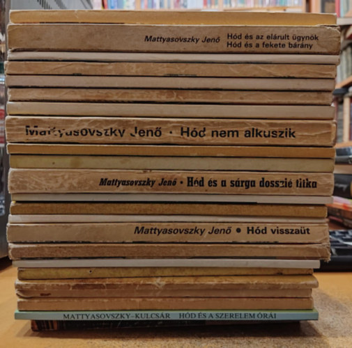 Mattyasovszky Jen - 23 db Hd krimi: Bemutatkozik; elrult gynk/fekete brny; elfuserlt magnlet; fejn kalap; fogsgban, avagy egy szke hlgy zokogni kezd; fura tlet; lbon jr rlet; lisszaboni futr; manzs titka; megsemmislt nyom; nem