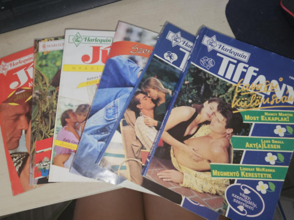 Vicki Lewis Thompson- Janice Kaiser -Donna Carlisle, Stephanie Doyle-Delores Fossen-Tina Wainscott, Joanna Mansell- Susanne McCarthy- Rosemary Hammond Nancy Martin- Lass Small- Lindsay McKenna - 6db romantikus fzet, 3db Tiffany s 3db Jlia klnszm: Forr szl, rkbe kapott szerelem, A boldogsg kiktjben+ Villmhzassg + Nem vrok holnapig + Jn a baba!+ Nem adlak msnak! - A llek tkre - Beleval rilny+ I