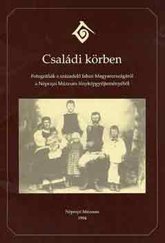 Csal�di k�rben (Fotogr�fi�k a sz�zadel� falusi Magyarorsz�g�r�l a N�prajzi M�zeum f�nyk�pegy�jtem�ny�b�l)