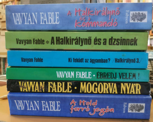 Vavyan Fable - 6 db Vavyan Fable: A Halkirlyn s a Kommand; A Halkirlyn s a dzsinnek; Ki fekdt az gyamban?; bredj velem!; Mogorva nyr; A Hold forr jegn