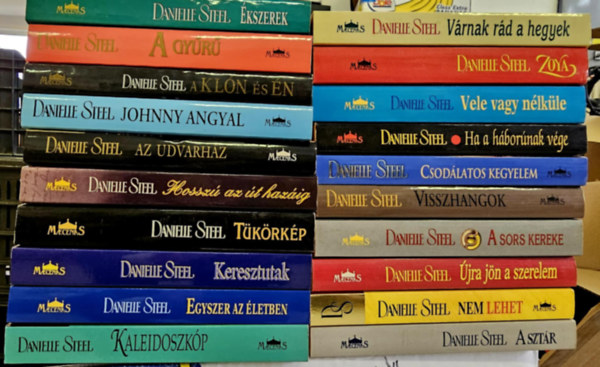 Danielle Steel - 20db Steel k�tet, K�NYVMENT� AJ�NLAT: �kszerek+ A gy�r�+ A kl�n �s �n+ Johnny angyal+ Az udvarh�z+ Hossz� az �t haz�ig+ Keresztutak+ Egyszer az �letben+ Kaleidoszk�p+ V�rnak r�d a hegyek+ Zoya+ Vele vagy n�lk�le+ Ha a h�bor�nak