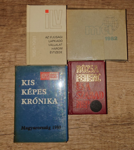 4 db a szocialista sajt�r�l sz�l� kiadv�ny: R�zsa Ferenc �s a Szabad n�p, A Ifj�s�gi lapkiad� h�rom �vtizede 1951-1981, Kis K�pes Kr�nika 1980, MTI 1982