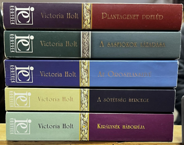 Victoria Holt  (Jean Plaidy) - Plantagenet Saga 1-5.: Plantagenet prel�d, A sasfi�kok l�zad�sa, Az oroszl�nsz�v�, A s�t�ts�g hercege, Kir�lyn�k h�bor�ja