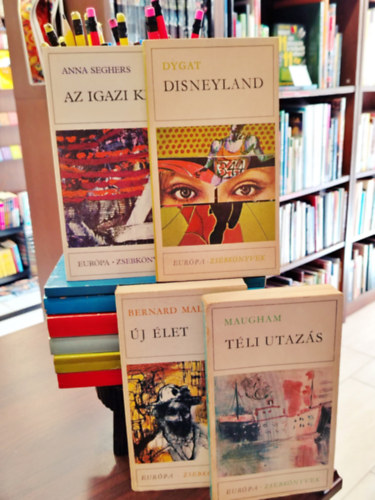 William Somerset Maugham, Anna Seghers, Stanislaw Dygat, Ernest Hemingway, Vercors, Julio Cortazar, Francois Mauriac, Kurt Vonnegut, Carson McCullers Malamud Bernard - K�NYVMENT� AJ�NLAT, 10 DB. "Eur�pa Zsebk�nyvek" �j �let, T�li utaz�s, Az igazi k�k, Disneyland, Az �reg hal�sz �s a tenger, A tenger csendje, Nagy�t�s, Viperaf�szek, �ldja meg az Isten, Mr Rosewater, Mag�nyos vad�sz a sz�v