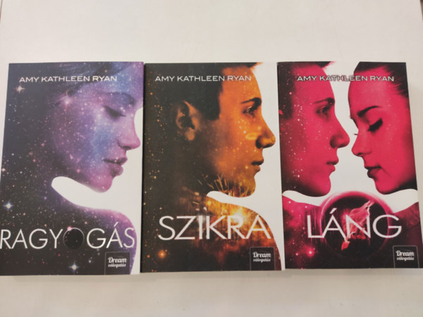 Amy Kathleen Ryan - Ragyog�s-tril�gia 1-3. (Ragyog�s, Szikra, L�ng)