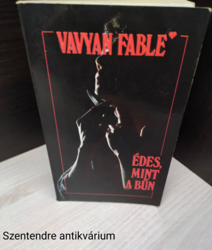 Vavyan Fable - des, mint a bn (szerkeszt- Z. Krpti Zsfia) sajt fotval