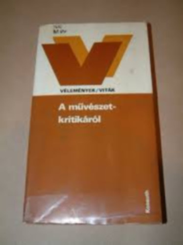 5 db vlemnyek/vitk knyv : A mvszetkritikrl - A vizulis kulturrl - Lakspolitikrl - Oktatsi rendszernkrl - Zenekulturkrl