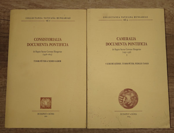 2 k�tet a Collectanea Vaticana Hungariae c�m� sorozatb�l (7., 9.,): Cameralia Documenta Pontifica de Regnis Sacrae Coronae Hungariae 1297-1536 + Consistorialia Documenta Pontificade Regnis Sacrae Coronae Hungariae 1426-1605