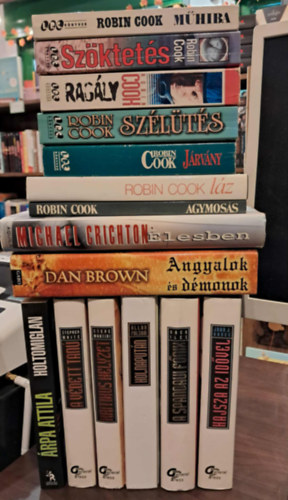 Michael Crichton, Árpa Attila, Dan Brown, Steve Martini, Stephen White, Greg Iles, Allan Folson, John J. Nance Robin Cook - 16 db krimi, KÖNYVMENTŐ AJÁNLAT: Szöktetés, Műhiba, Járvány, Szélütés, Láz, Agymosás, Holtomiglan, Angyalok és démonok, Kritikus helyzet, A védett tanú, A spandaui főnix, Holnap után, Hajsza az idővel