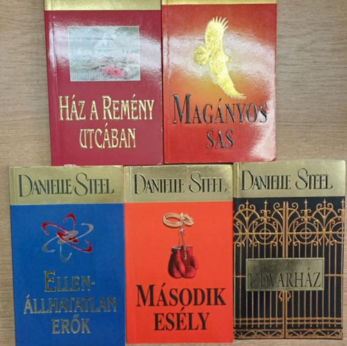 Danielle Steel - 5 db Danielle Steel romantikus reg�ny: H�z a rem�ny utc�ban - Az udvarh�z - M�sodik es�ly - Ellen�llhatatlan er�k - Mag�nyos sas