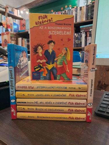 Thomas Brezina - 8 db-os Thomas Brezina K�NYVMENT� AJ�NLAT: A h�rpia nagyn�ni, Az �jf�li parti, Az a boszork�nyos szerelem!, Micsoda l�k�tt fam�lia!, Legyen anyu a legmen�bb!, H�, apu kev�s a zsebp�nz!, Boszik az iskolapadban, Boszork�nyok kutyaszor�