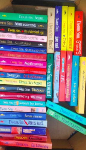 Danielle Steel - 44 db Danielle Steel : - Az udvarh�z - Apu - A szt�r - Az els� b�l - Az esk�v� - A c�r balerin�ja - �ldott teher - Baleset - Csal�di album - Der�lt �gb�l - �kszerek - Er�sebb a szeretetn�l - Eml�kez�s - Egyszer az �letben - Elt�nt