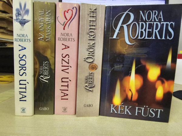 Nora Roberts - 5db Nora Roberts k�tet, K�NYVMENT� AJ�NLAT: A sors �tjai+ Az angyal mark�ban+ A sz�v �tjai+ �r�k k�tel�k+ K�k f�st