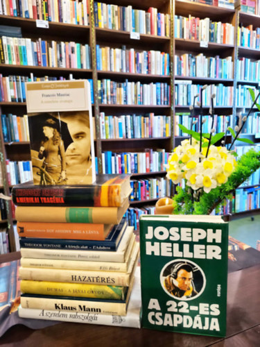 Klaus Mann, Alexandre Dumas, Thomas Hardy, T. Fontane, Alberto Moravia, Theodor Dreiser, Francois Mauriac, Heinrich Mann Joseph Heller - Vil�girodalmi k�nyvcsomag 12 darabos K�NYVMENT� AJ�NLAT: A 22-es csapd�ja, A szerelem rabszolg�i (T�rt�netek az Ezeregy�jszak�b�l), Fordul�pont, A j�vai orvos, Hazat�r�s, Effi Briest, Porosz esk�v�, A k�rtefa alatt, Egy asszony meg