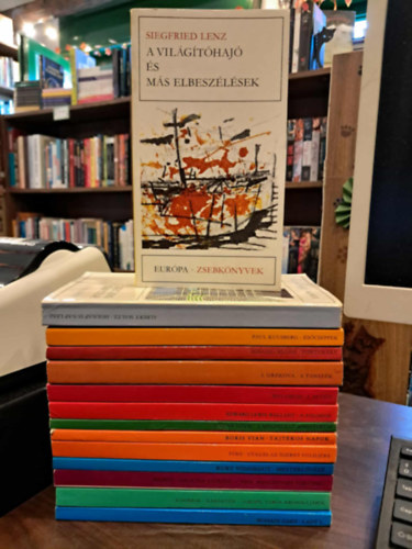Albert Maltz, Paul Kuusberg, Ignazio Silone, I. Grekova, Bernard Malamud, Edward Lewis Wallant, Stefan Heym, Boris Vian, Ladislav Fuks, Kurt Vonnegut, Emil Manov, Jurij Scserbak, Romai Siegfried Lenz - Eur�pa Zsebk�nyvek (14 db), K�NYVMENT� AJ�NLAT: A vil�g�t�haj� �s m�s elbesz�l�sek, Holnap is nap lesz, Es�cseppek, Fontamara, A tansz�k, A seg�d, A z�logos, A megfelel� magatart�s, Tajt�kos napok, Utaz�s az �g�ret f�ldj�re-H