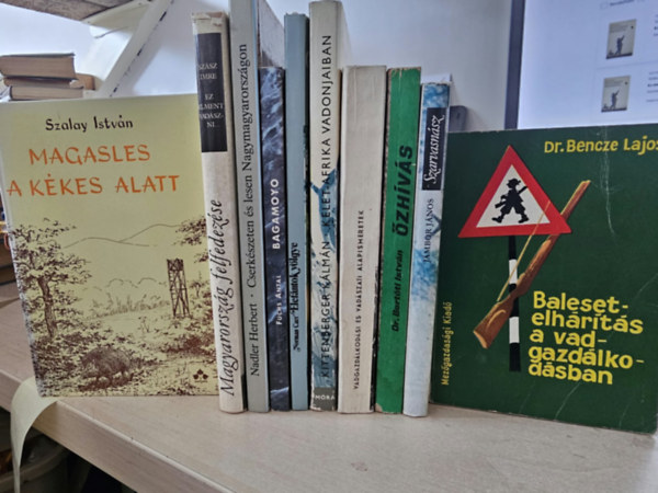 Szalay István+ Szász Imre+ Nadler Herbert+ Fuchs Antal+ Norman Carr+ Kittenberger Kálmán+ Dr. Bertóti István+ Jámbor János+ Dr. Bencze Lajos - 10db vadászat, KÖNYVMENTŐ AJÁNLAT: Magasles a Kékes alatt+ Ez elment vadászni...+ Magyarország felfedezése+ Cserkészeten és lesen Nagymagyarországon+ Bagamoyo+ Elefántok völgye+ Kelet-Afrika vadonjaiban+ Vadgazdálkodási és vadászati