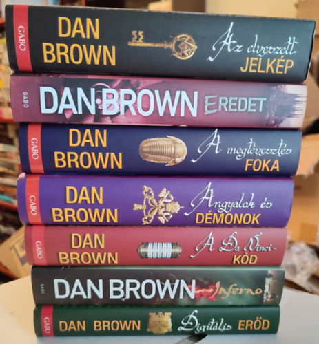 Dan Brown - 7 db Dan Brown knyv: Digitlis erd + Angyalok s dmonok + A megtveszts foka + A Da Vinci-kd + Az elveszett jelkp + Eredet + Inferno