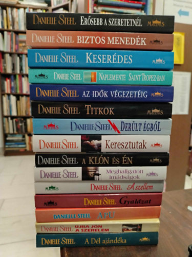 Danielle Steel - KNYVMENT AJNLAT, 15 db. Danielle Steel. Ersebb a szeretetnl+ Biztos menedk +Keserdes+ Naplemente Saint Tropez-ban+ Az idk vgezetig+ Titkok +Derlt gbl+ Keresztutak+ A kln s n+