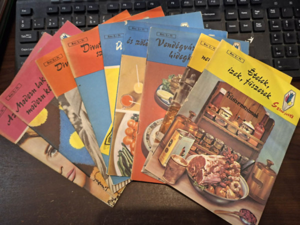 Deés Enikő, Németh Istvánné, Murányi Péter, Dr. Porpáczy Aladárné, Tárgyik Sándor, Pánczél Magda, Túrós Emil Soltész Nagy Anna - 9 kötet a Színe-java sorozatból, KÖNYVMENTŐ AJÁNLAT: Divatos színes horgolás, Divatról fiataloknak, Modern lakás-modern kézimunkák, Az öltözködés titkai, Ünnepi étrendek, Gyümölcs- és zöldségkészítmények, Vendégváró hide