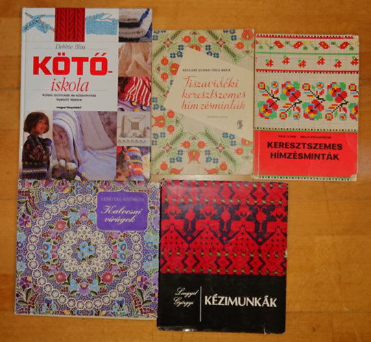 Paul Ilona �s Zsille Zsigmondn�, Lengyel Gy�rgyi, Debbie Bliss Kocsisn� Szirmai F�ris M�ria - 5 k�zimunk�val kapcsolatos kiadv�ny: Tiszhavid�ki keresztszemes h�mmz�smint�k, Keresztszemes h�mmz�smint�k, K�zimunk�k, Kalocsai vir�gok, K�t�iskola