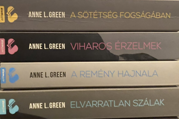 Anne L. Green - 4 db Anne L. Green k�nyv: A rem�ny hajnala + Elvarratlan sz�lak - A v�r nem v�lik v�zz� + Viharos �rzelmek + A s�t�ts�g fogs�g�ban