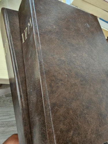 IPM különszámok egybekötve: Dimitriosz koporsója+ Száz év száguldás+ Videovarázslat+ Foglalkozása: Gladiátor+ A vágy titokzatos partja+ Néhány első szerelem+ Hírnév mindenáron+ Ahol minden nagyobb