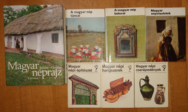 Balassa-Ortutay - 7 db a magyar bépi művészettel, néprajzzal foglalkozó kiadvány: Magyar néprajz, A magyar nép táncai, A magyar nép bűtorai, Magyar népviseletek, Magyar népi építészet, Magyar népi hangszerek, Magyar népi cserépedények