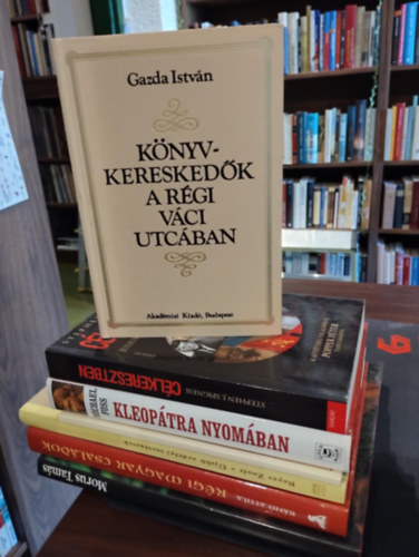Bánó Attila, Bayer Zsolt, Hajós György, Michael Foss, Stephen J. Spignesi, Gazda István Morus Tamás - Történelem könyvcsomag 7 darabos KÖNYVMENTŐ AJÁNLAT: Morus Tamás, a lelkiismeret szentje, Régi magyar családok - Mai sorsok , Újabb erdélyi történetek, A Roosevelt tér, Kleopátra nyomában, Célkeresztben, Könyvkereskedők a régi Vá