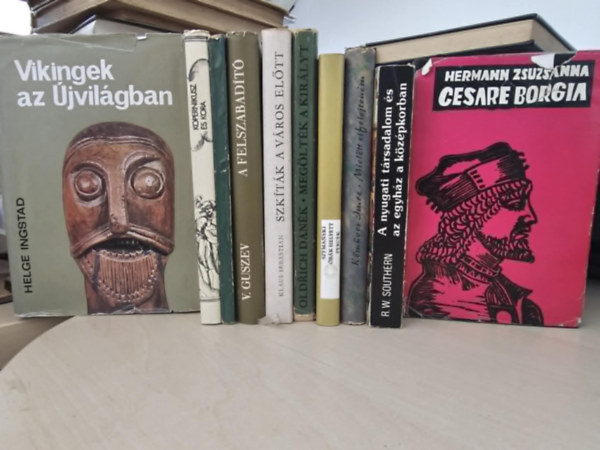 Feny� B�la, V. Guszev, Klaus Sebastian, O. Danek, Wieslaw Pawel Szymanski, K�m�ves Imre, R.W. Southern, Hermann Zsuzsanna Helge Ingstad - 10db t�rt�nelmi reg�ny, K�NYVMENT� AJ�NLAT: Vikingek az �jvil�gban+ Kopernikusz �s kora+ Kolumbustol Castroig+ A felszabad�t�+ Szk�t�k a v�ros el�tt+ Meg�lt�k a kir�lyt+ �r�k helyett percek+ Miel�tt elfelejten�m+ Cesare Borgia+