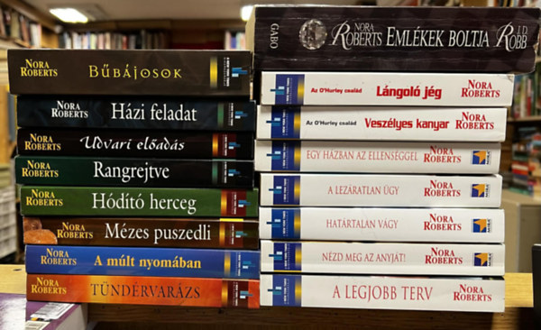 Nora Roberts - 16 db Nora Roberts ktet: Emlkek boltja, Bbjosok, Hzi feladat, Udvari elads, Rangrejtve, Hdt herceg, Mzes puszedli, A mlt nyomban, Tndrvarzs, Lngol jg, Veszlyes kanyar, Egy hzban az ellensggel, A lezratlan