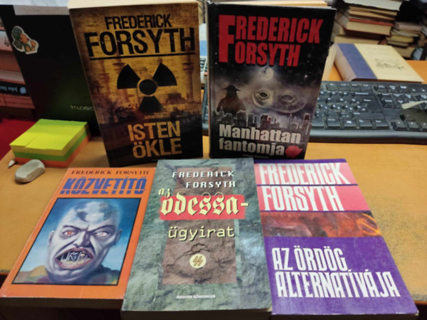 Frederick Forsyth - 5 db Frederick Forsyth: Isten kle + Kzvett + Manhattan fantomja + Az Odessa-gyirat + Az rdg alternatvja