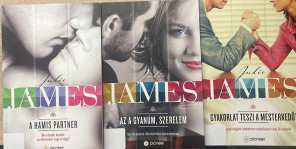 Julie James - A hamis partner + Az a gyanúm, szerelem + Gyakorlat teszi a mesterkedőt (3 kötet )