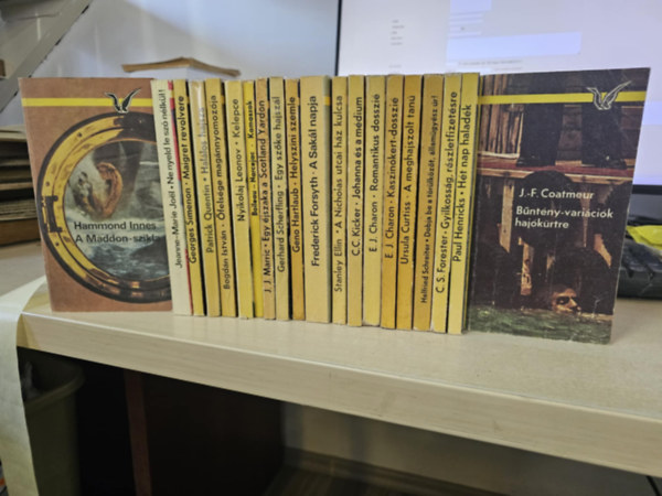 Jeanne-Marie Joel, Georges Simenon, Quentin Patrick, Bogdn Istvn, Nyikolaj Leonov, Boileau-Narcejac, J.J. Marric, Gerhard Scherfling, Geno Hartlaub, Frederick Forsyth, Stanley Ellin Innes Hammond - 20 db Albatrosz krimi, KNYVMENT AJNLAT: A Madonna-szikla+ Ne nyeld le sz nlkl+ Maigret revolvere+ Hallos hajsza+ felsge magnnyomozja+ Kelepce+ Kamaszok+ Egy jszaka a Scotland Yardon+ Egy szke hajszl+ Helyszni szemle+ A s