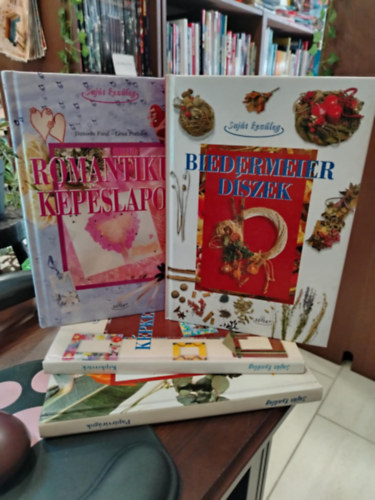 Annamaria Arpini Maria Adele Belluardo Daniela Faut �s Lena Podobri Anita Miatto Gallo �s Marisa Righetti Poiega - K�NYVMENT� AJ�NLAT, Hobbi k�nyvek 4 db. Pap�rvir�gok, K�pkeretek, Romantikus k�peslapok, Biedermeier d�szek